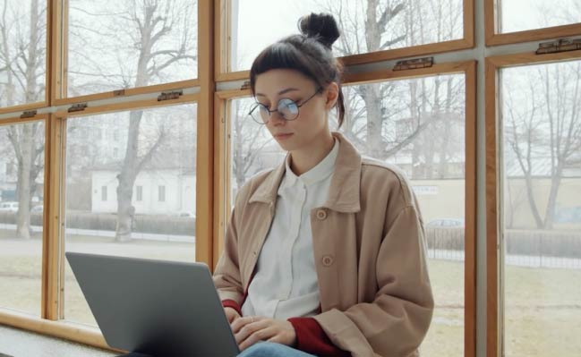 Woman on scalable online database